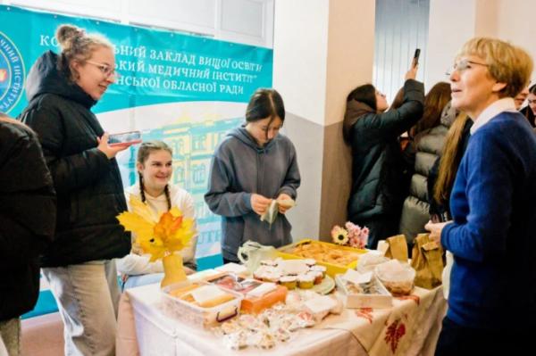 У Волинському медінституті організували благодійний ярмарок задля збору коштів для бойового медика41