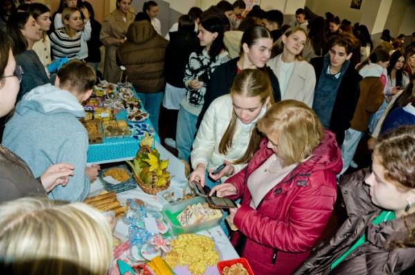 У Волинському медінституті організували благодійний ярмарок задля збору коштів для бойового медика36
