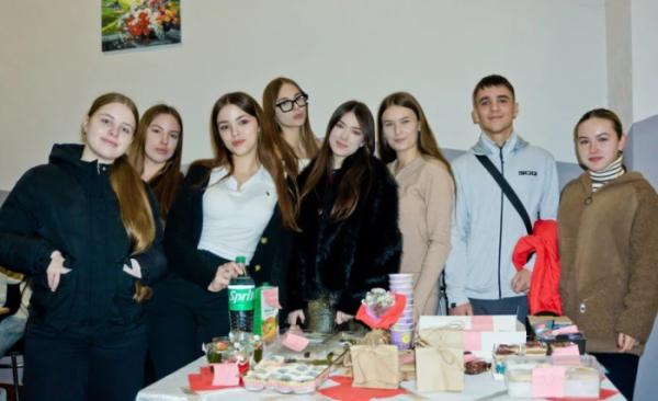 У Волинському медінституті організували благодійний ярмарок задля збору коштів для бойового медика27