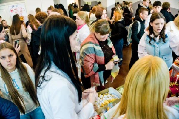 У Волинському медінституті організували благодійний ярмарок задля збору коштів для бойового медика34