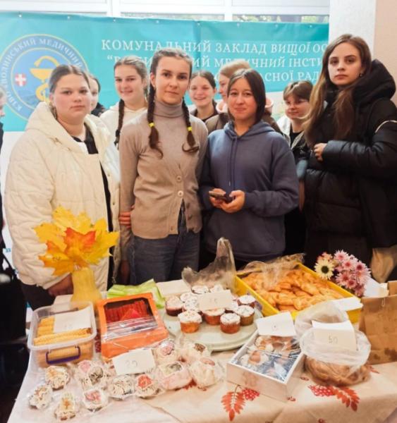 У Волинському медінституті організували благодійний ярмарок задля збору коштів для бойового медика11