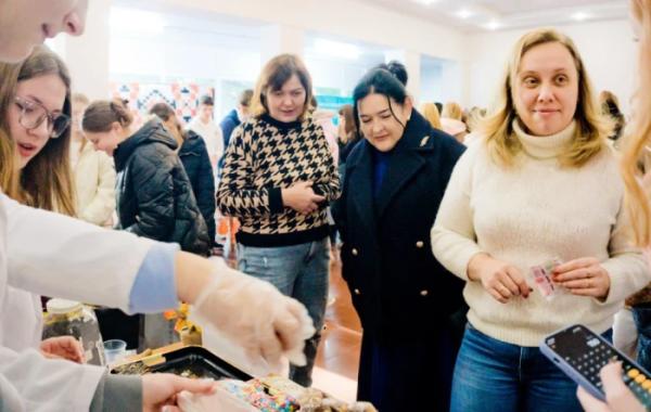 У Волинському медінституті організували благодійний ярмарок задля збору коштів для бойового медика18