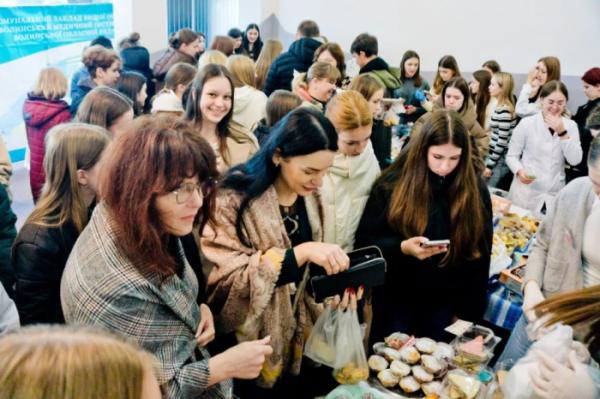 У Волинському медінституті організували благодійний ярмарок задля збору коштів для бойового медика45