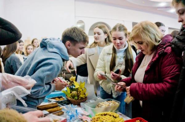 У Волинському медінституті організували благодійний ярмарок задля збору коштів для бойового медика35
