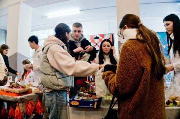 У Волинському медінституті організували благодійний ярмарок задля збору коштів для бойового медика42