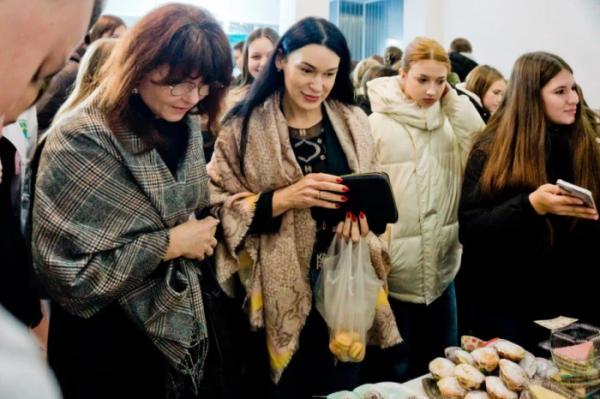 У Волинському медінституті організували благодійний ярмарок задля збору коштів для бойового медика44