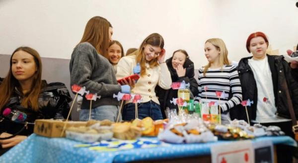 У Волинському медінституті організували благодійний ярмарок задля збору коштів для бойового медика3