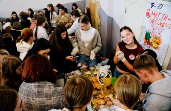 У Волинському медінституті організували благодійний ярмарок задля збору коштів для бойового медика46