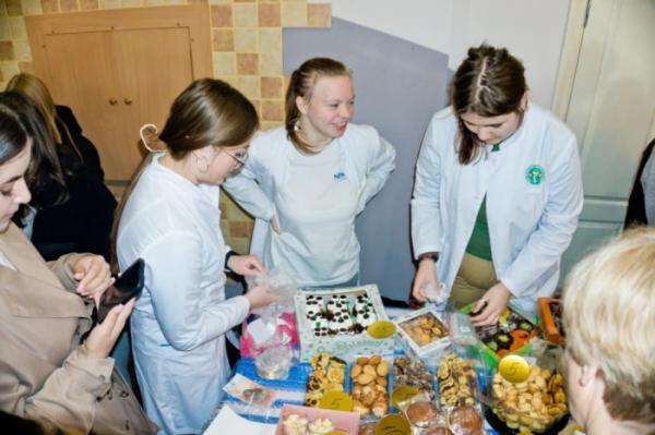 У Волинському медінституті організували благодійний ярмарок задля збору коштів для бойового медика29