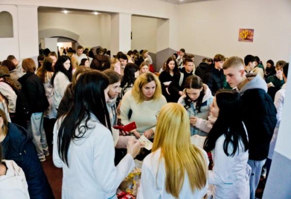 У Волинському медінституті організували благодійний ярмарок задля збору коштів для бойового медика37