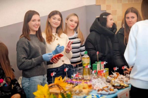 У Волинському медінституті організували благодійний ярмарок задля збору коштів для бойового медика16