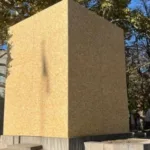 В Одесі пам'ятник Пушкіну закрили дерев'яними плитами