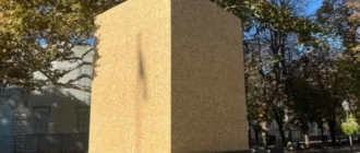 В Одесі пам'ятник Пушкіну закрили дерев'яними плитами