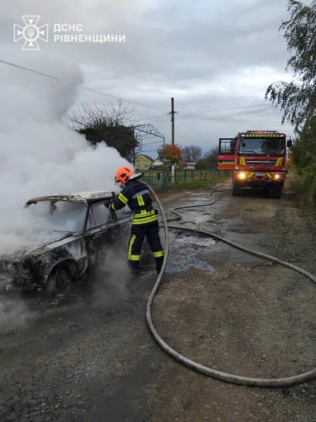 В Рівненському районі рятувальники ліквідували пожежу в автомобілі2