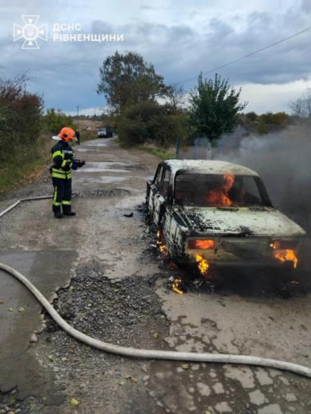 В Рівненському районі рятувальники ліквідували пожежу в автомобілі1