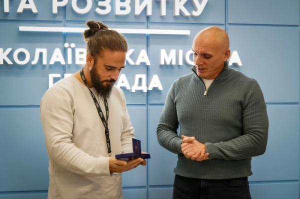 Активно допомагав місту: Олександр Сєнкевич нагородив керівника Офісу Данської ради у справах біженців у Миколаєві Хуана Ерреру2