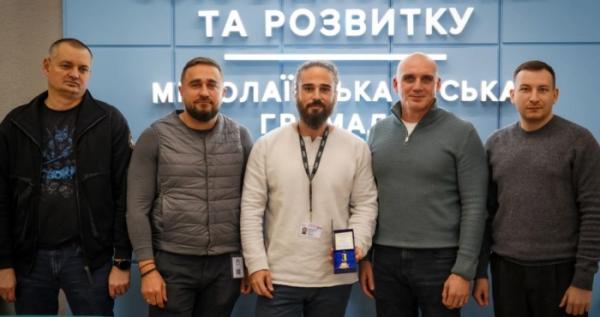 Олександр Сєнкевич нагородив керівника Офісу Данської ради у справах біженців у Миколаєві Хуана Ерреру