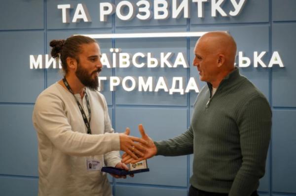 Активно допомагав місту: Олександр Сєнкевич нагородив керівника Офісу Данської ради у справах біженців у Миколаєві Хуана Ерреру1