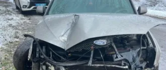 Аварія біля Луцька: Ford зніс паркан та електроопору