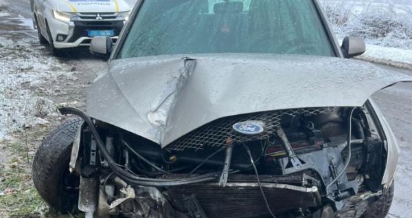 Аварія біля Луцька: Ford зніс паркан та електроопору