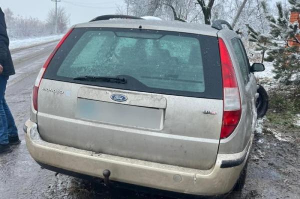 Аварія біля Луцька: Ford зніс паркан та електроопору2