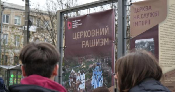 Біля виставкових стендів