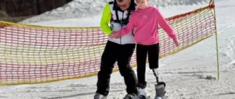 Дівчинка з Херсонщини стала першою дитиною в Україні, якій встановили протез після військової травми