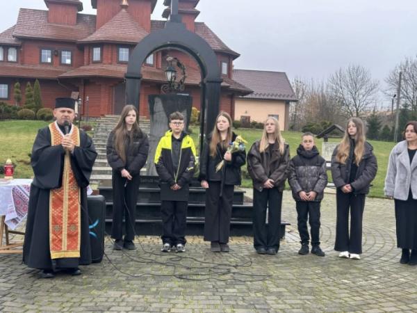 Дубенські ліцеїсти об’єдналася у спомині про жертв Голодомору5