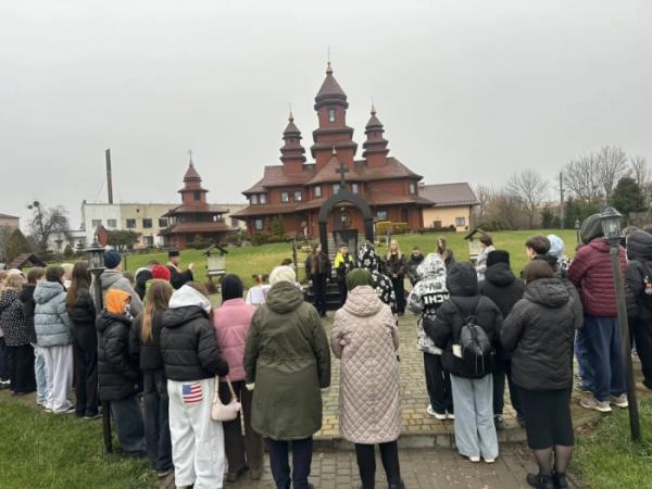 Дубенські ліцеїсти об’єдналася у спомині про жертв Голодомору6