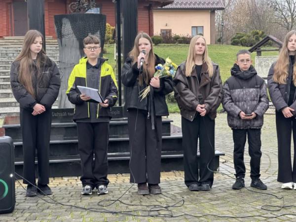 Дубенські ліцеїсти об’єдналася у спомині про жертв Голодомору1