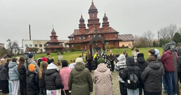 Молитва й тиша пам’яті: учні та педагоги вшанували жертв Голодомору в Парафії Вознесіння Господнього