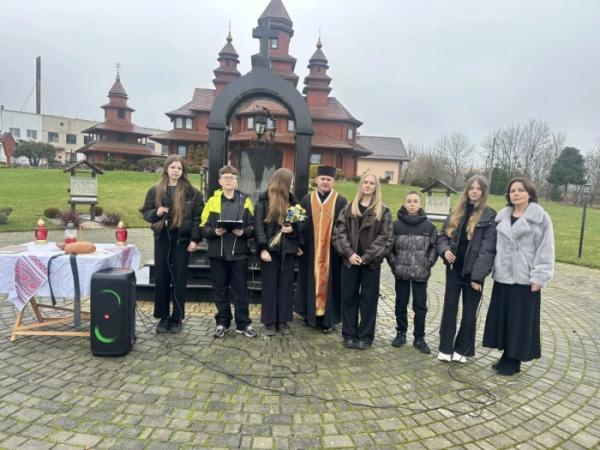 Дубенські ліцеїсти об’єдналася у спомині про жертв Голодомору4