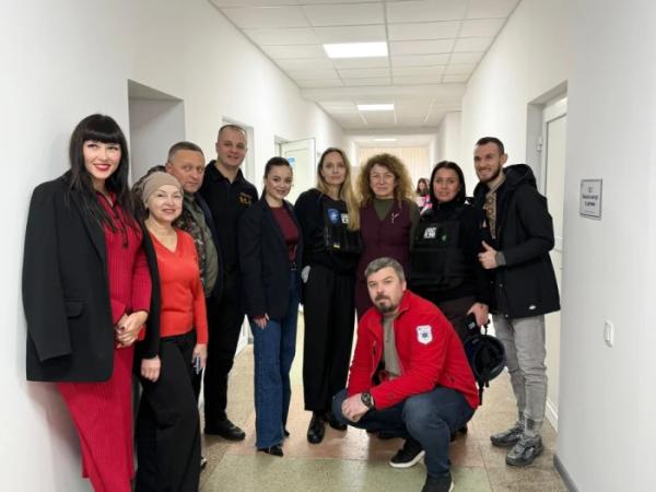 Анджеліна Джолі з херсонськими медиками / Херсонська обласна дитяча лікарня
