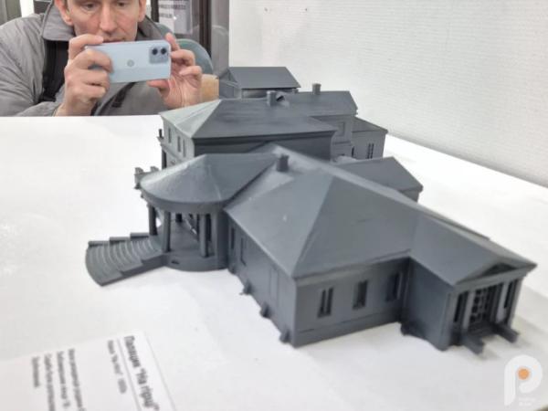 Історія на дотик: у Рівному презентували тактильну історичну карту міста 1920-1930-х років11