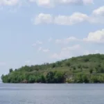 Із прифронтового села на Херсонщині евакуювали трьох місцевих мешканців із песиком