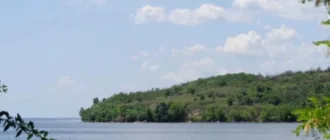 Із прифронтового села на Херсонщині евакуювали трьох місцевих мешканців із песиком Із прифронтового села на Херсонщині евакуювали трьох місцевих мешканців із песиком