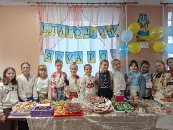 Ярмаркували вперше, а зібраною сумою вразили всіх: у Рожищенському ліцеї №3 пройшов тиждень початкових класів16
