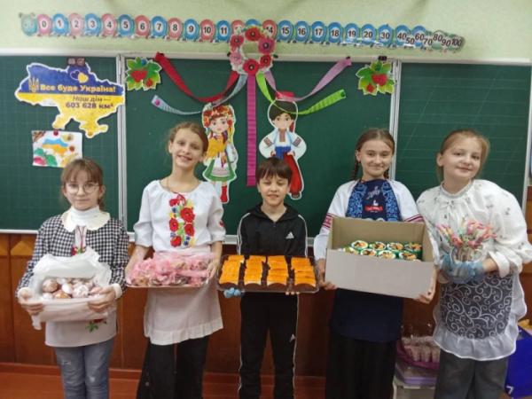 Ярмаркували вперше, а зібраною сумою вразили всіх: у Рожищенському ліцеї №3 пройшов тиждень початкових класів19