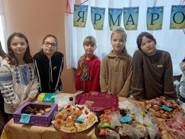 Ярмаркували вперше, а зібраною сумою вразили всіх: у Рожищенському ліцеї №3 пройшов тиждень початкових класів9
