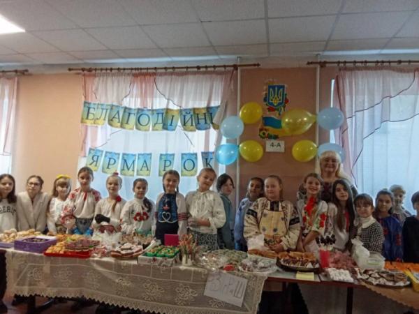 Ярмаркували вперше, а зібраною сумою вразили всіх: у Рожищенському ліцеї №3 пройшов тиждень початкових класів21