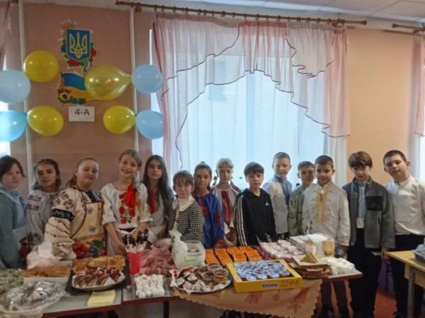 Ярмаркували вперше, а зібраною сумою вразили всіх: у Рожищенському ліцеї №3 пройшов тиждень початкових класів15