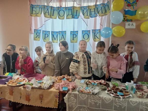 Ярмаркували вперше, а зібраною сумою вразили всіх: у Рожищенському ліцеї №3 пройшов тиждень початкових класів10