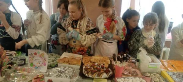 Ярмаркували вперше, а зібраною сумою вразили всіх: у Рожищенському ліцеї №3 пройшов тиждень початкових класів7