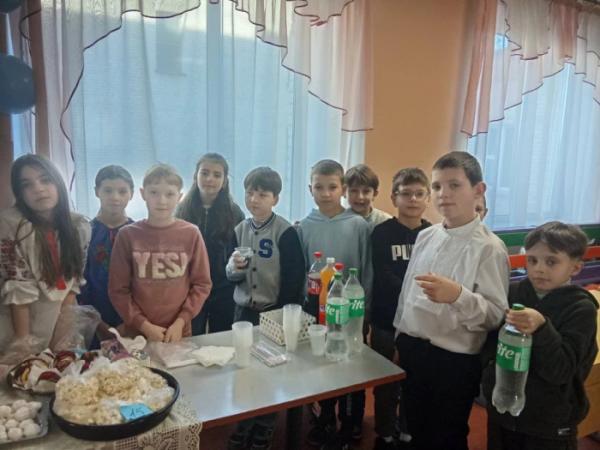 Ярмаркували вперше, а зібраною сумою вразили всіх: у Рожищенському ліцеї №3 пройшов тиждень початкових класів11