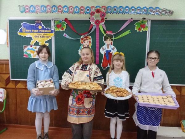 Ярмаркували вперше, а зібраною сумою вразили всіх: у Рожищенському ліцеї №3 пройшов тиждень початкових класів20