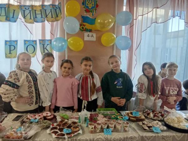 Ярмаркували вперше, а зібраною сумою вразили всіх: у Рожищенському ліцеї №3 пройшов тиждень початкових класів12