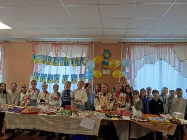 Ярмаркували вперше, а зібраною сумою вразили всіх: у Рожищенському ліцеї №3 пройшов тиждень початкових класів14