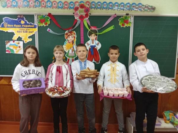 Ярмаркували вперше, а зібраною сумою вразили всіх: у Рожищенському ліцеї №3 пройшов тиждень початкових класів18