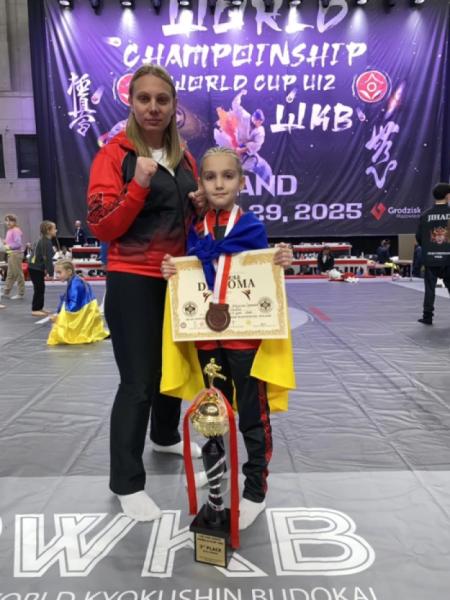 Юні каратистки Корецької ДЮСШ представили Україну на світових змаганнях у Польщі та здобули призове місце6