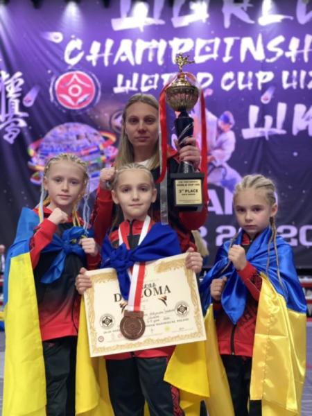 Юні каратистки Корецької ДЮСШ представили Україну на світових змаганнях у Польщі та здобули призове місце9